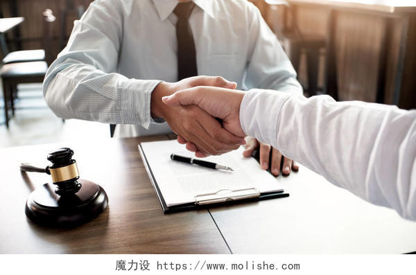 律师和客户握手签约成功合作团结握手企业团结团结人物合作平台商务人士合作握手
